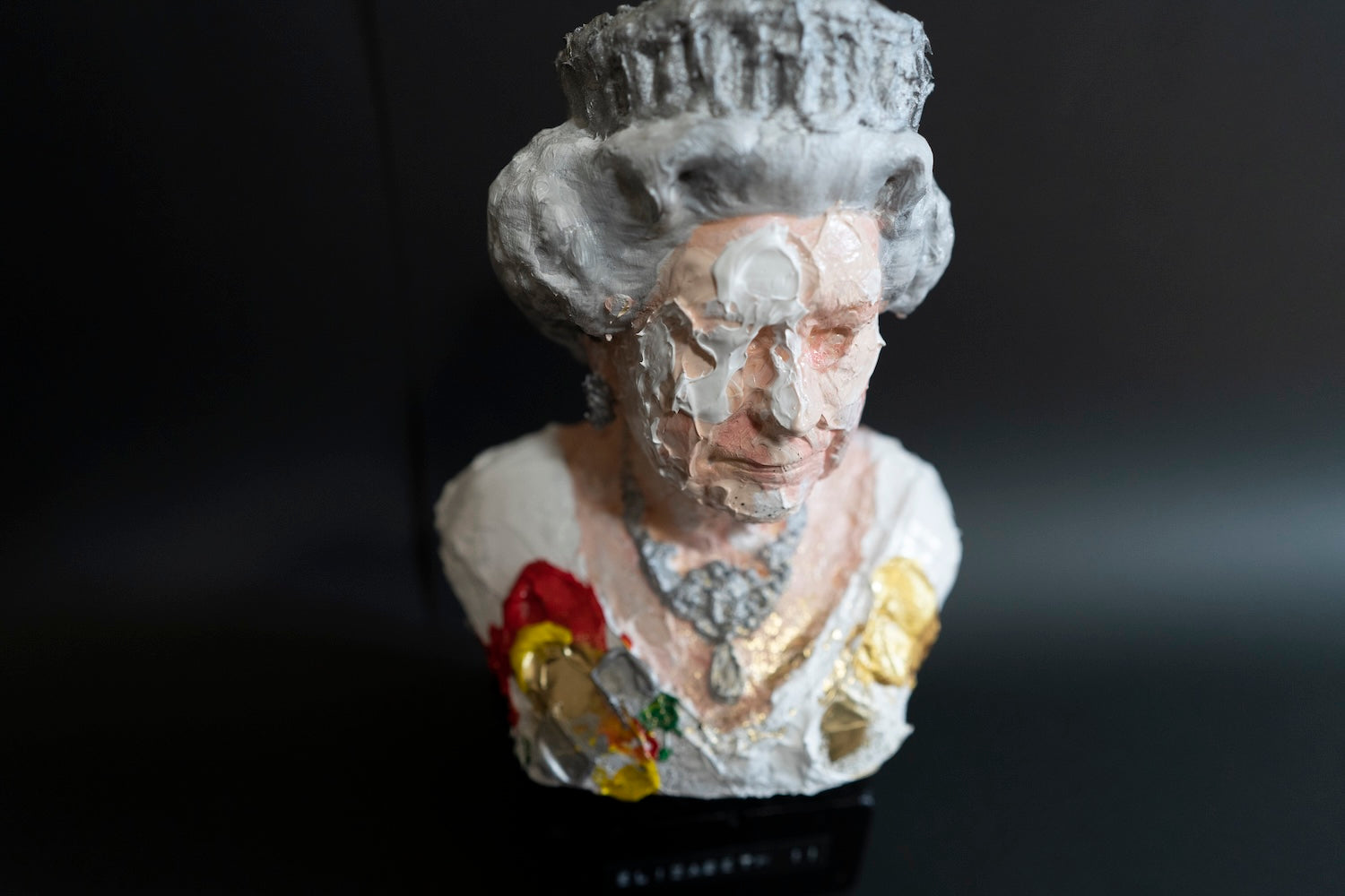 Elizabeth II Sculpture     contemporary sculpture art