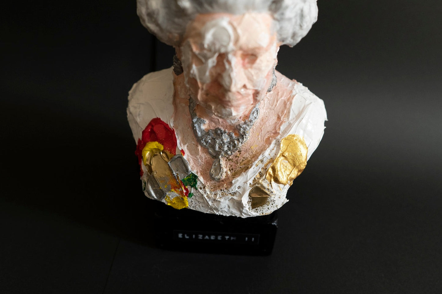 Elizabeth II Sculpture     contemporary sculpture art